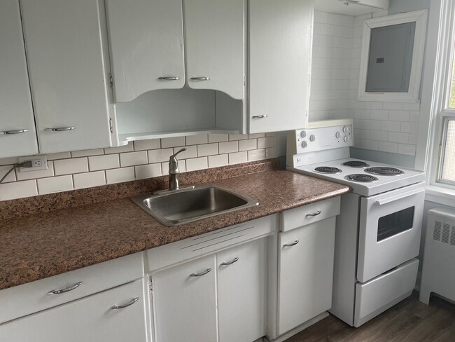 Building Photo - BRIGHT AND SPACIOUS 1-BEDROOM APARTMENT FO...