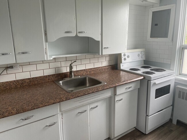 Photo du bâtiment - BRIGHT AND SPACIOUS 1-BEDROOM APARTMENT FO...