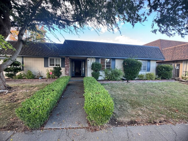 Building Photo - Upgraded Three Bedroom Duplex!