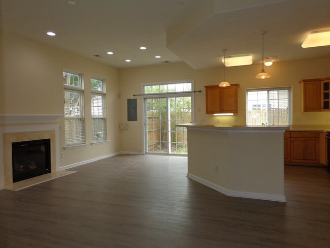 Building Photo - HUNNINGDON COMMONS