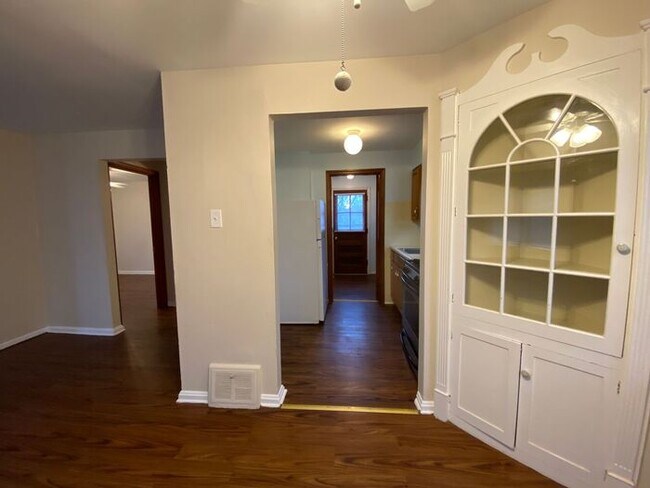 Building Photo - $725 Cute! Great Location!