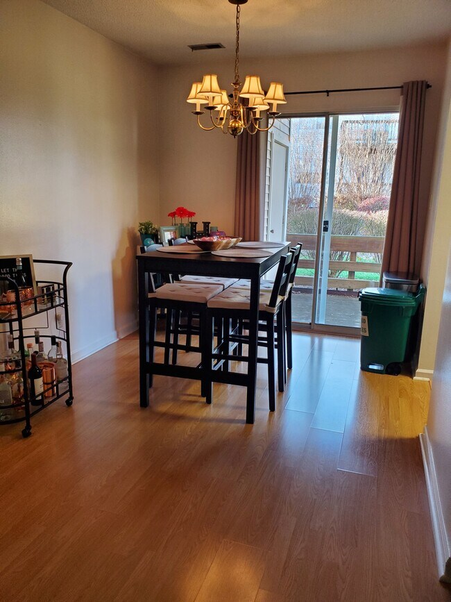 Foto del edificio - 1625 Thrush Ter