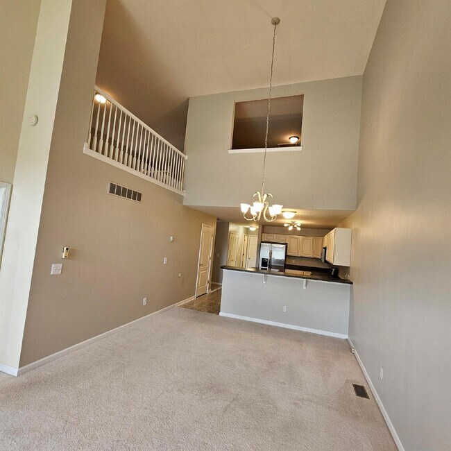 Building Photo - 3 Bedroom, 2.5 Bath Condo, Kitchen with St...