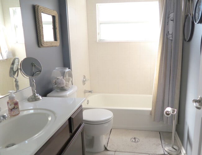 Baño frontal - 437 Lake Monroe Pl