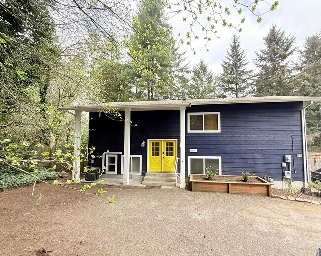 Foto del edificio - Waterfront living in Rocky Point.