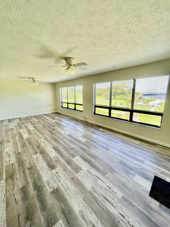 Building Photo - 12498 Riverside Dr
