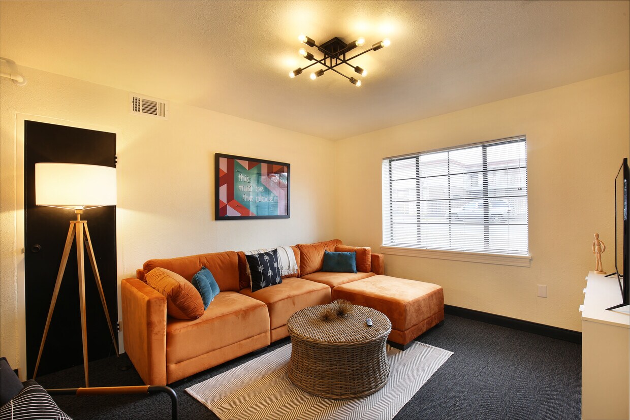 living room - 2420 Central Ave