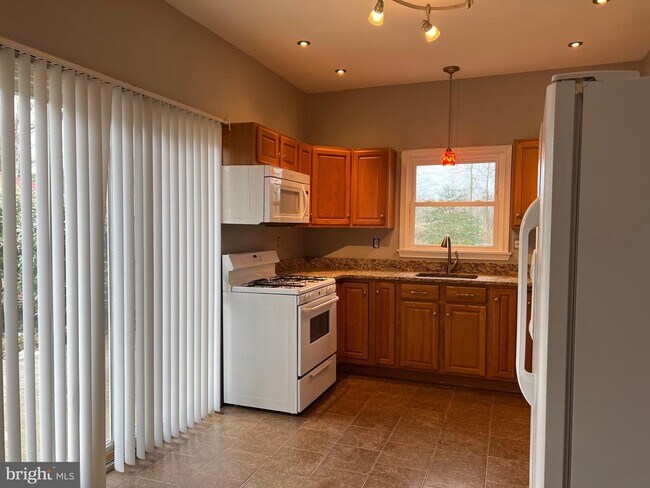 Building Photo - 502 Glider Ave