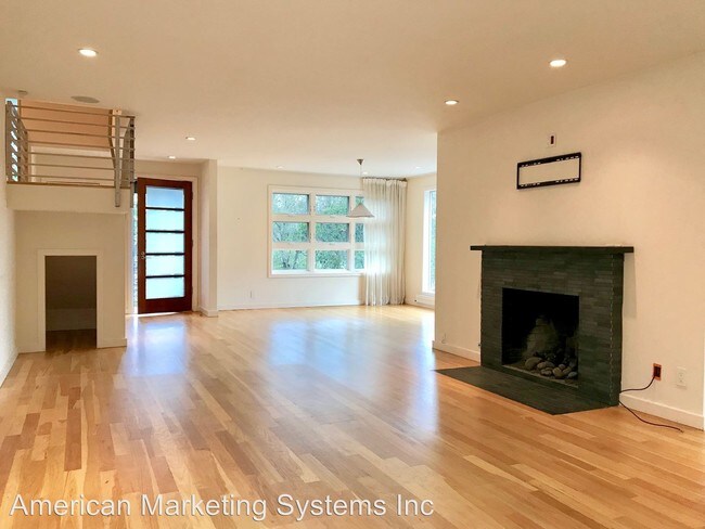 Building Photo - 123 Almenar Dr