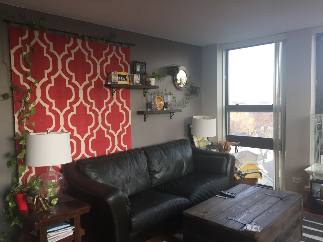 Living room - 300 W North Ave