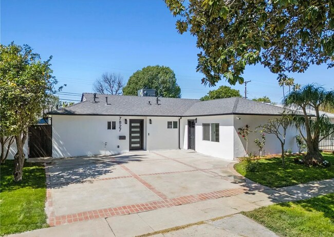 Foto del edificio - 7827 Hesperia Ave