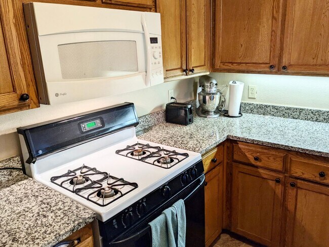 Foto del edificio - Updated 3-bed 2-bath 2-car in SW Moore