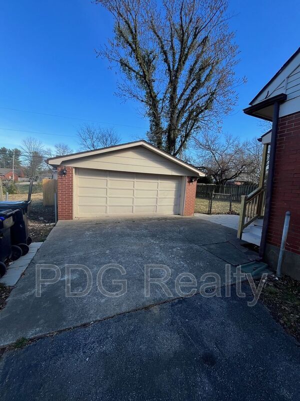Building Photo - 2513 Clearbrook Dr