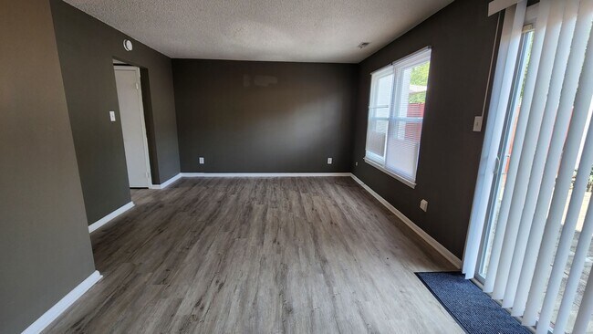 Building Photo - Nice 2-Story Townhome, Centrally located i...