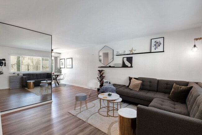 Building Photo - Charming 2BR Townhome in Del Mar