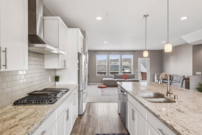 Building Photo - Spacious 3bed 3bath Townhome in Chaska!