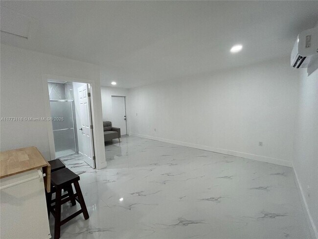 Foto del edificio - 670X SW 28th Terrace