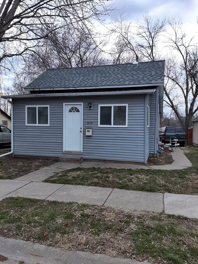 Foto principal - 1313 E 5th St