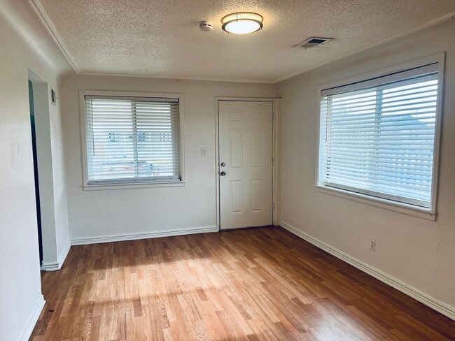 Building Photo - Cute & Cozy Two Bedroom in Westwood!