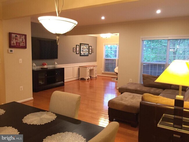 Foto del edificio - Absolutely Stunning townhome in the heart of Bristow. 3 bedroom, 2 full bathrooms and 2 half baths.