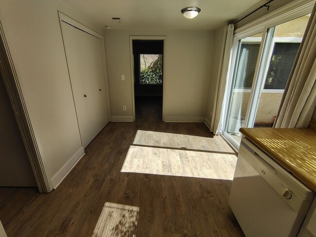 Foto del edificio - 939 Claremont Ct