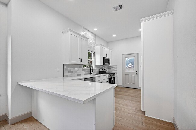 Foto del edificio - Beautifully Renovated Home in Popular Bay Glen!