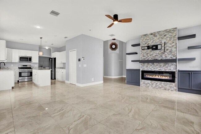 Foto del edificio - 544 Lake Cypress Cir