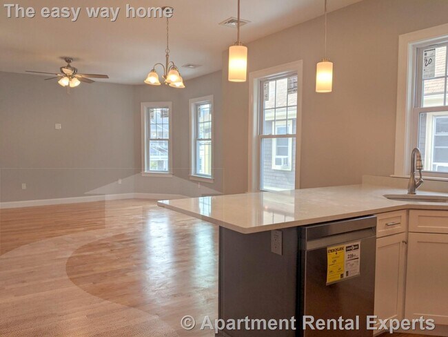 Building Photo - Medford/Tufts 3 Bedrooms, 2 baths - Parkin...