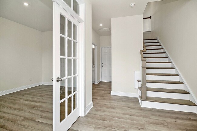 Building Photo - Luxurious 3-bedroom townhome in South Char...