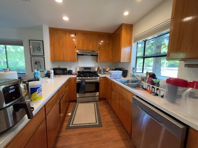 Foto del edificio - 3 bedroom North Davis townhome available f...