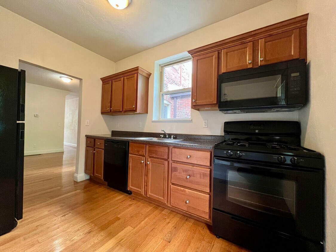 Lovely Two Bedroom Townhome with Hardwood Floors throughout! Washer & Dryer Provided! - Lovely Two Bedroom Townhome with Hardwood Floors throughout! Washer & Dryer Provided!