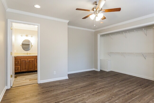 Building Photo - Spacious 3 Bedroom Home