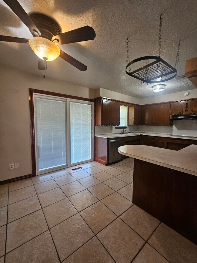 Building Photo - (2) Bed/(2) Bath with Storm Shelter Avail ...