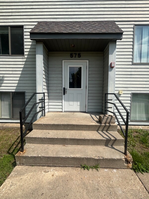 Building Photo - 575 7th St S