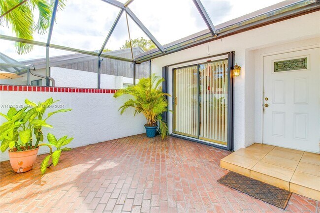 Foto del edificio - 6343 Pinehurst Cir