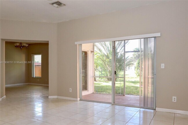 Foto del edificio - 5660 NW 120th Terrace