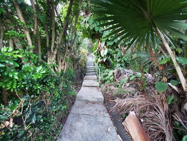 Foto del edificio - WAOLANI ST 2/1 cottage, yard w/ service