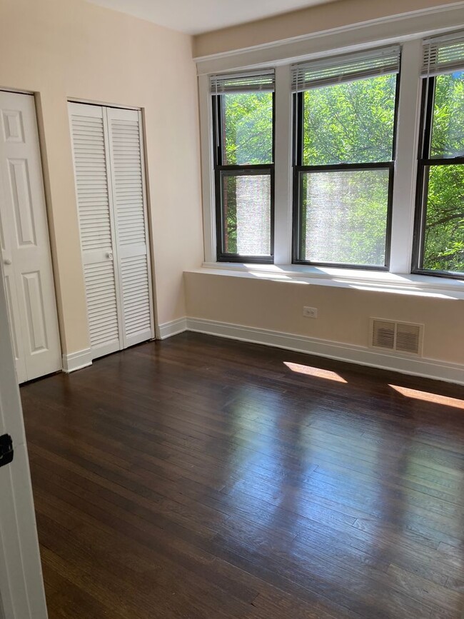 Foto del edificio - Bowmanville Top Floor Two Bed/One Bath ~ P...