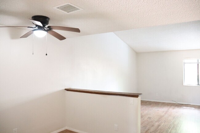Building Photo - Great Townhouse