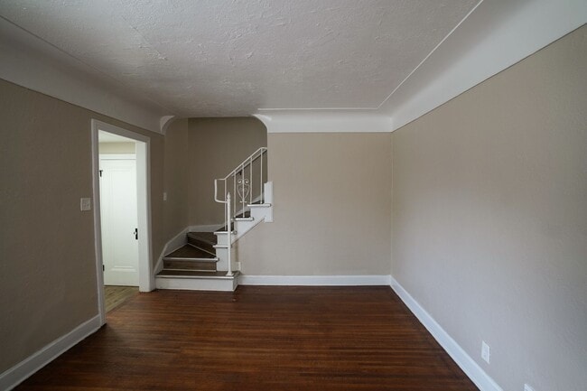 Building Photo - This beautifully updated 3-bedroom, 1-bath single-family home is ready for move-in!