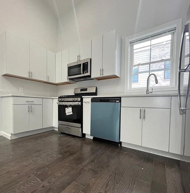 Building Photo - 599 Broadway