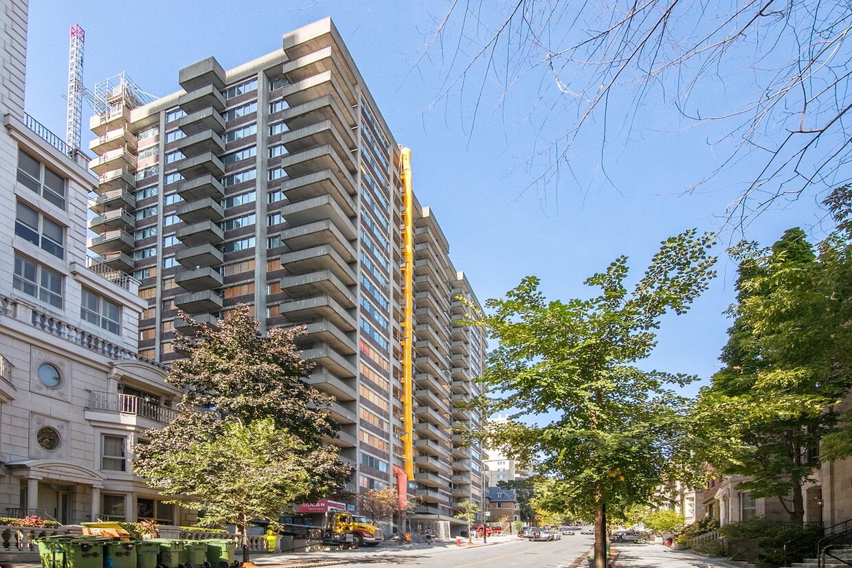Primary Photo - 3460 Rue Peel