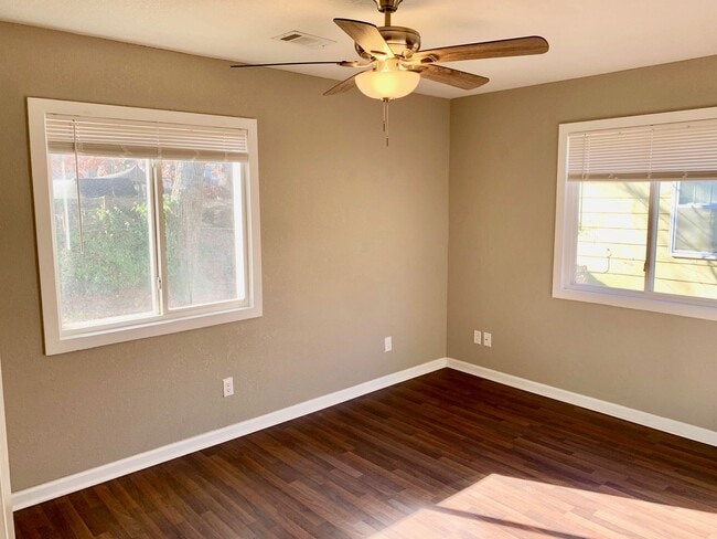 Building Photo - For Lease - 3 Bedroom 1 Bath House!