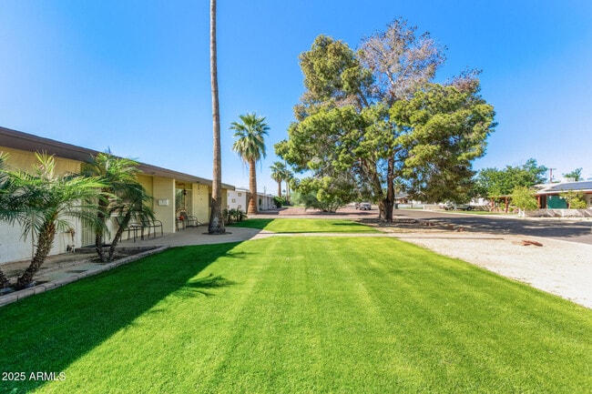 Foto del edificio - 7045 E Wilshire Dr