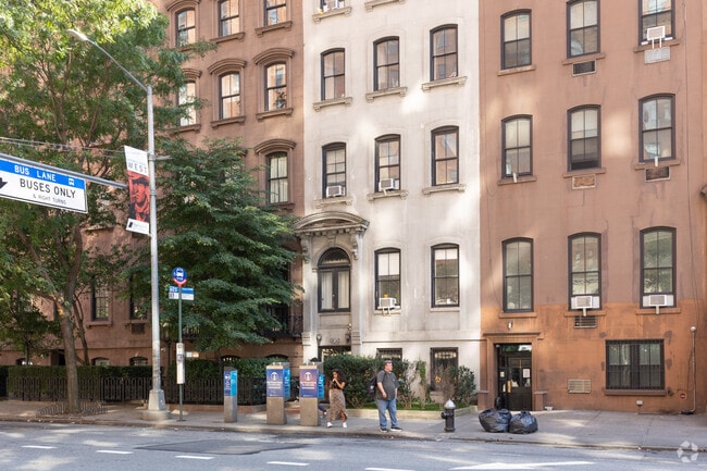 Building Photo - 464 W 23rd St