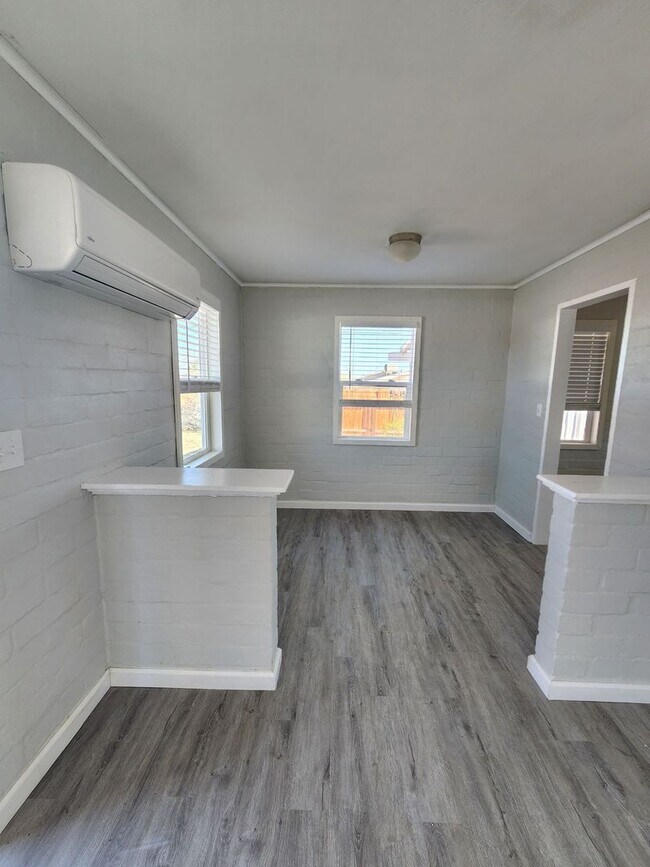 Foto del edificio - 6637 Oasis Ave