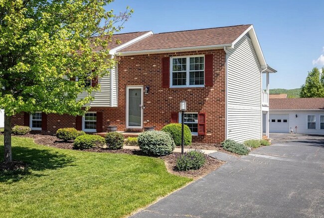 Building Photo - 3 Bedrooms House, Rockingham County