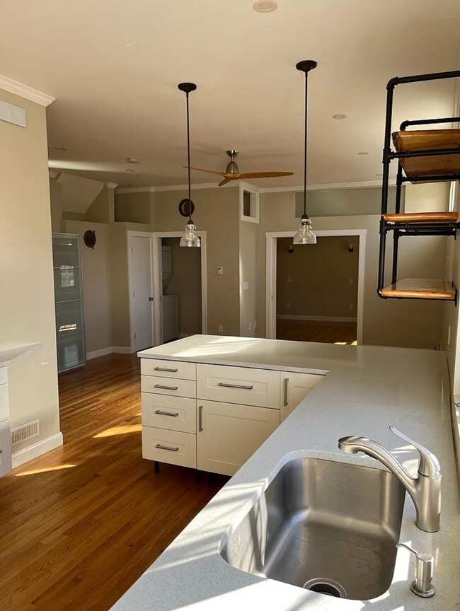 Building Photo - 573 Shirley St