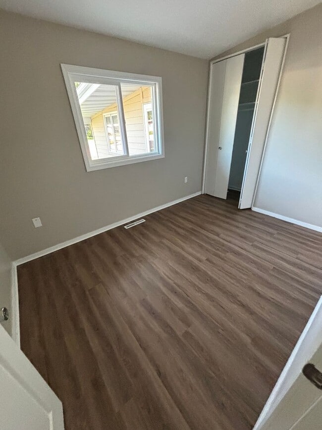 Building Photo - Great 4 bedroom Duplex