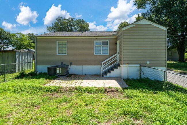 Foto del edificio - Super Cute & Spotless Corner Lot Home in Bessemer